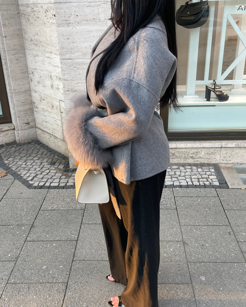 Kurzer Wollmantel mit Fellbesatz