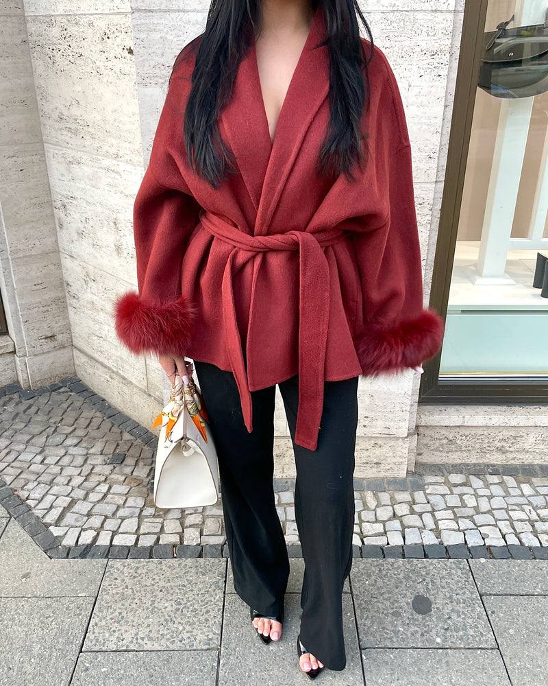 Kurzer Wollmantel mit Fellbesatz