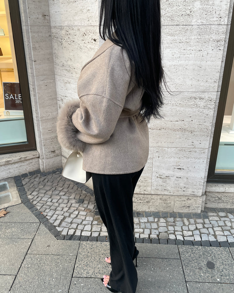 Kurzer Wollmantel mit Fellbesatz