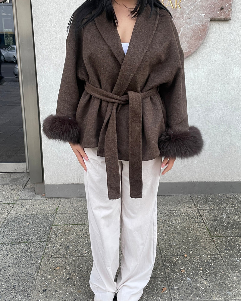 Kurzer Wollmantel mit Fellbesatz