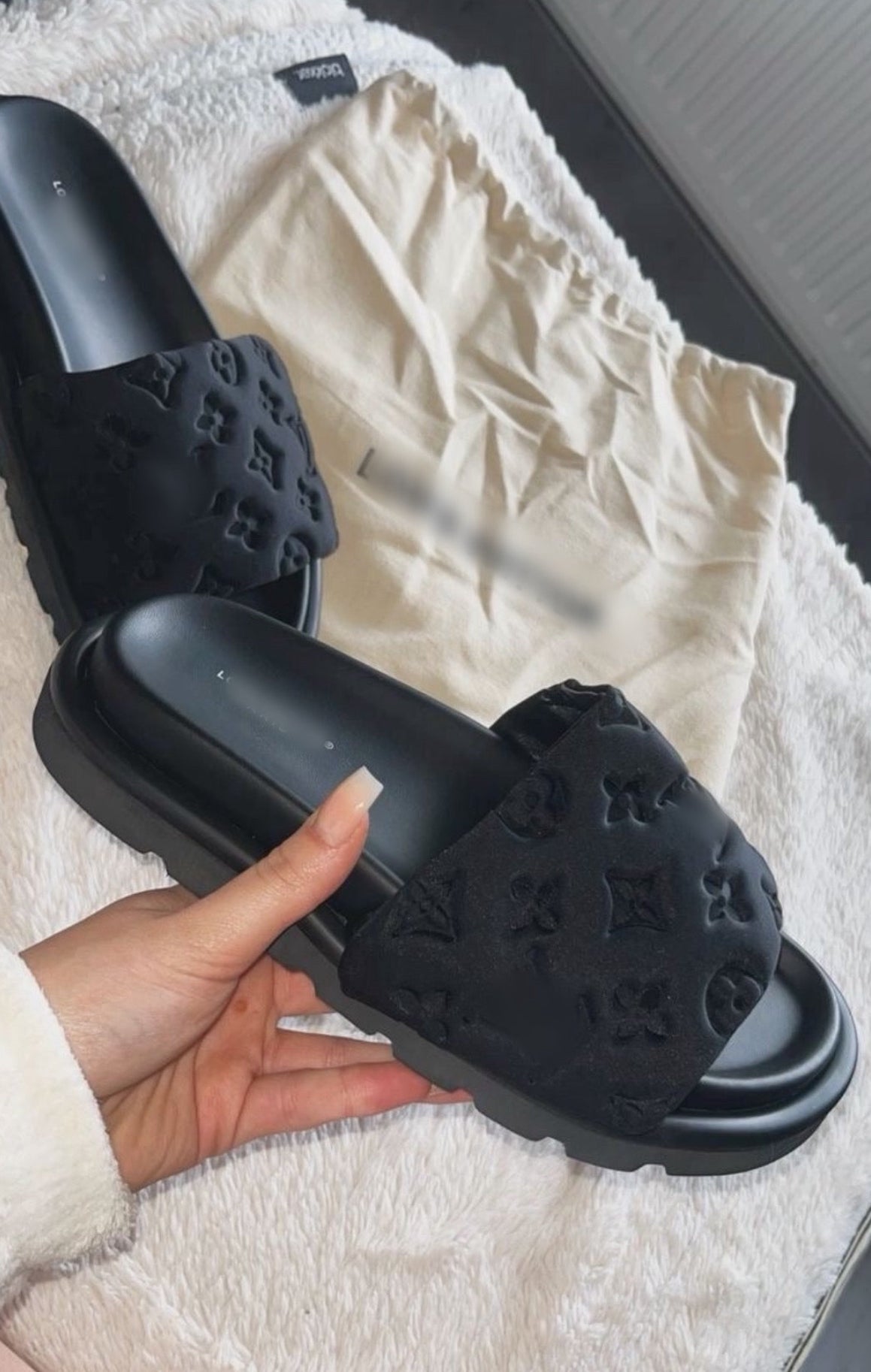"LV" Pillow Black